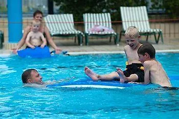 מלון Holiday Center *