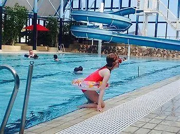 מלון Holiday Center